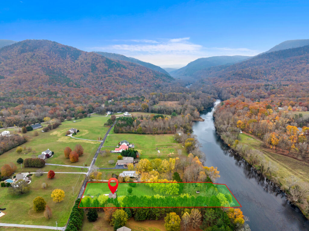Sevierville real estate photo with property line overlay and feature call-out