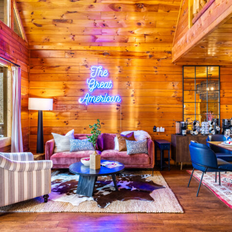 Living space of a vacation rental property photographed in Pigeo