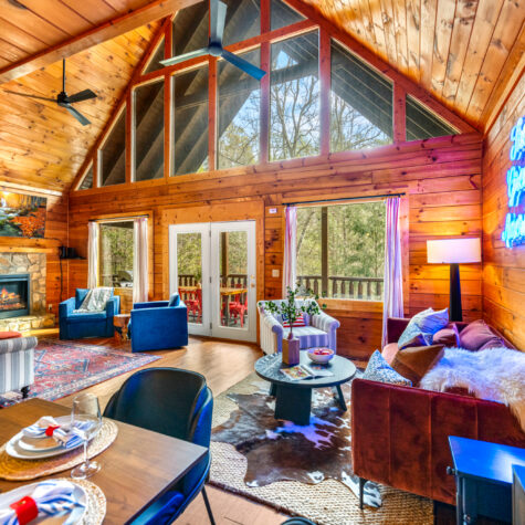 Living space of a vacation rental property photographed in Pigeo