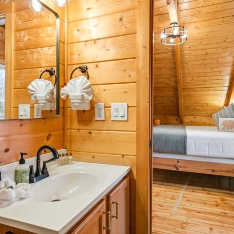 En Suite Bathroom - 2101 Red Bud Road, Sevierville, Tennessee