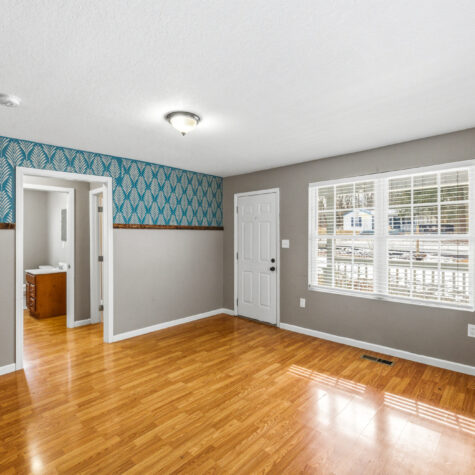 Spacious Living Room with Hardwood Floors &ndash; Athens Tennessee Real Estate Photography