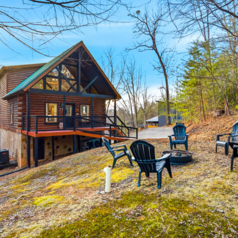 Smoky Mountain Cabin Exterior with Fire Pit &ndash; Sevierville Tennessee