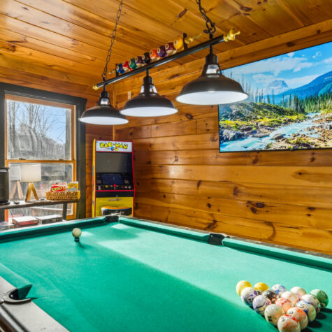 Cabin Game Room with Pool Table &ndash; Sevierville Tennessee