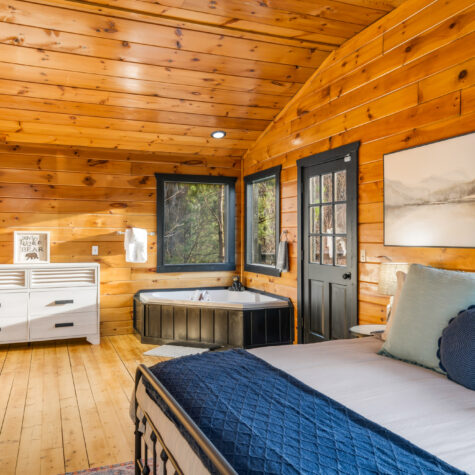 Spacious Cabin Bedroom with Jacuzzi Tub &ndash; Sevierville Tennessee