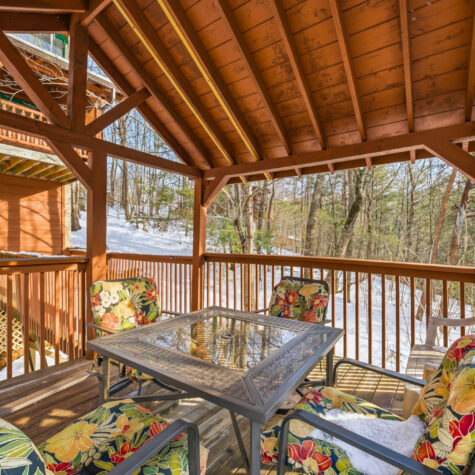 Covered Cabin Deck with Outdoor Seating &ndash; Sevierville Tennessee
