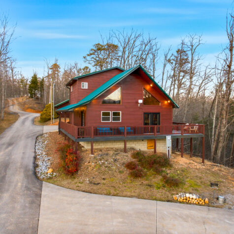 Smoky Mountain Cabin Exterior with Wraparound Deck &ndash; Sevierville Tennessee