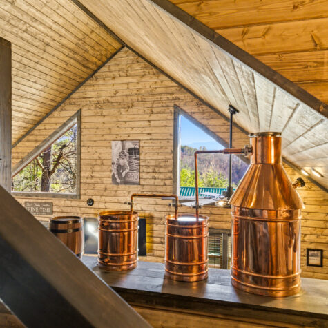 Cabin Loft with Copper Moonshine Stills &ndash; Sevierville Tennessee