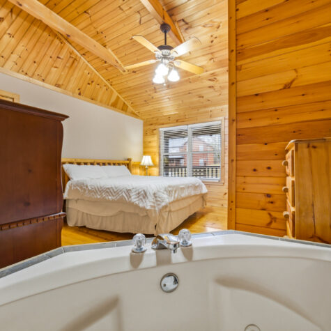Cabin Bedroom with Indoor Jacuzzi Tub &ndash; Sevierville Tennessee