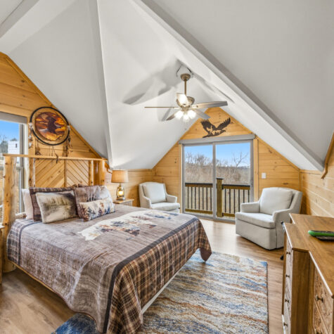 Rustic Cabin Bedroom with Balcony &ndash; Sevierville Tennessee